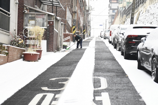 서울 중랑구 망우3동에 설치된 도로열선. 중랑구 제공