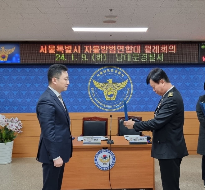 지난 9일 서울시 자율방범연합회로부터 감사패를 받은 고광민 의원(왼쪽)