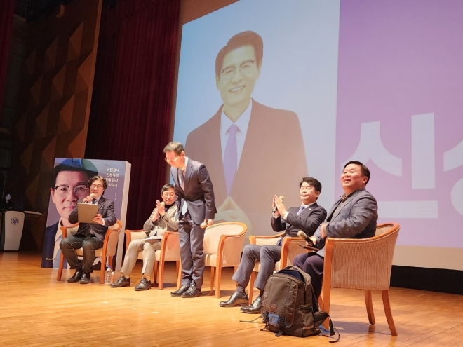 신성식 검사장이 10일 순천대학교 70주년 기념관에서 열린 자신의 저서 ‘진짜검사’ 북콘서트에서 인사를 하고 있다.