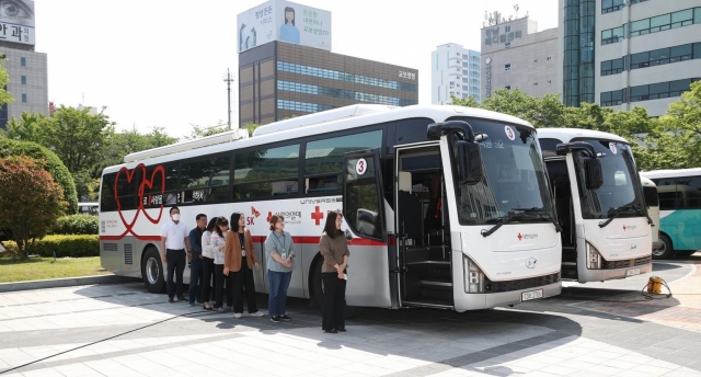 울산시청 공무원들이 헌혈을 하고 있다. 울산시 제공