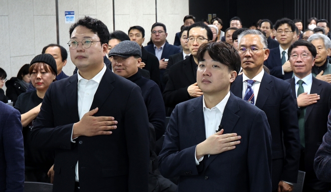 이준석(오른쪽) 전 국민의힘 대표와 천하람 개혁신당 창당준비위원장이 1일 오전 서울 용산구 서울역 대회의실에서 열린 개혁신당 신년 하례회에서 참석자들과 국민의례를 하고 있다.  뉴스1