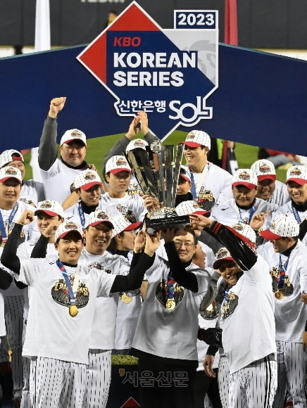 지난해 11월 29년 만에 KBO리그 한국시리즈 통합우승을 거머쥔 LG트윈스 선수들과 구광모(가운데) 구단주가 우승트로피를 들고 환호하고 있다. 도준석 기자