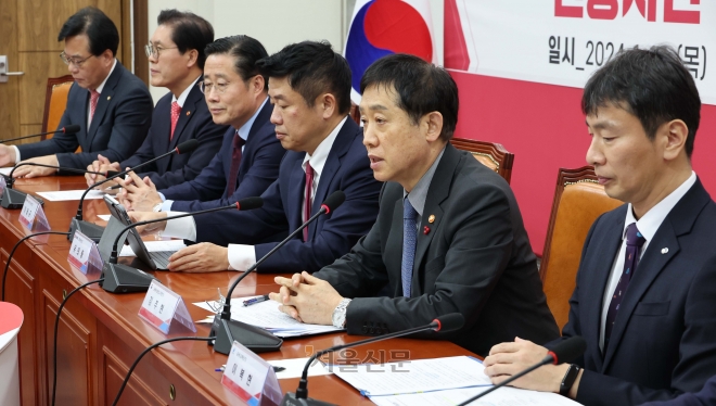 김주현(오른쪽 두 번째) 금융위원장이 11일 국회에서 열린 ‘서민·소상공인에게 힘이 되는 신용사면 민·당·정 협의회’에서 인사말을 하고 있다. 홍윤기 기자
