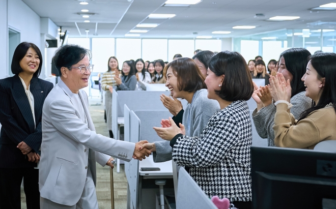 이재현(왼쪽 두 번째) CJ그룹 회장이 지난 10일 서울 용산구 CJ올리브영 본사에서 직원들과 악수하고 있다. CJ그룹 제공