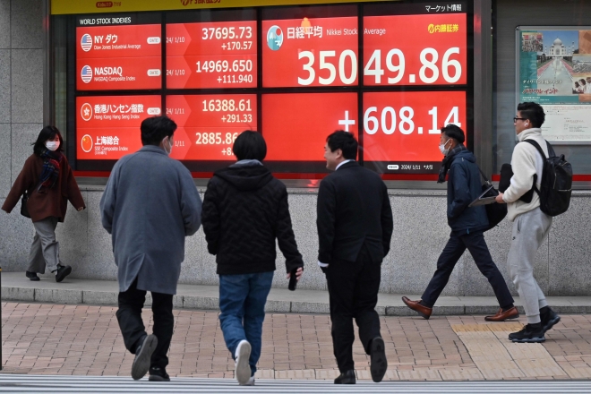 11일 일본 닛케이225 평균주가가 3만 5049로 장을 마친 가운데 (이하 닛케이지수)는 도쿄 시민들이 전광판 앞을 지나고 있다. 도쿄 AFP 연합뉴스