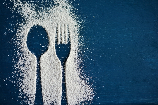 설탕은 비만과 당뇨, 각종 대사질환의 원인으로 작용하지만 사람들은 설탕을 끊지 못하고 있다. 설탕은 계속 단맛을 찾게 만들고 뇌 활동을 둔화시키는 중독 현상도 유발시킨다는 연구 결과들도 많다. ‘2500년 동안 설탕은 어떻게 우리의 정치, 건강, 환경을 변화시켰는가’라는 부제처럼 ‘설탕’은 다른 농산물 원자재가 하지 못한 방식으로 세계를 구성하고 세계인의 식탁을 점령하는 과정을 생생하게 그려내고 있다. 설탕 대기업들은 생태, 환경을 중시하는 최근 소비자들의 성향을 반영해 바이오 연료 생산에 앞장서는 환경 친화 기업, 소비자의 건강을 생각하는 또 다른 감미료 개발 등 발 빠르게 ‘그린 워싱’에 나서고 있다. 펙셀스 제공