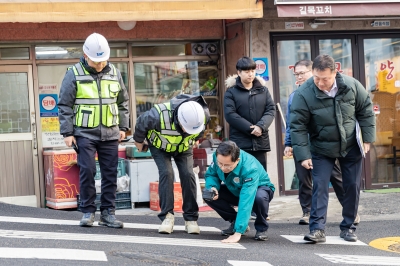 열선 품은 비탈길, 강풍 날리는 제설기… 빙판길 사고 위험 미리 녹이는 영등포