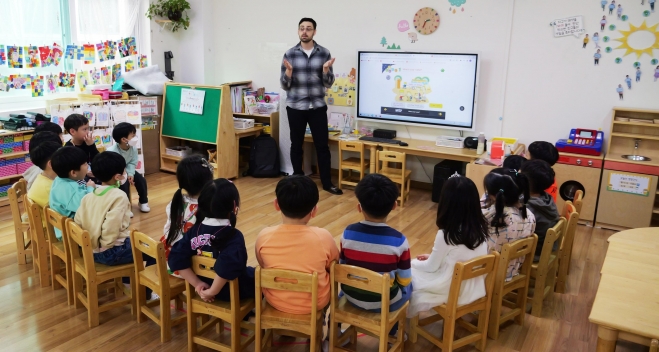 원어민 강사가 송파구의 한 유치원에서 영어 수업을 진행하고 있다. 송파구 제공