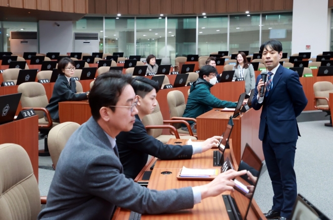 지난 11일 본회의장 전자회의시스템에 대한 벤치마킹을 위해 용인특례시의회를 방문한 성남시의회 의회운영위원회(위원장 최종성). 성남시의회 제공
