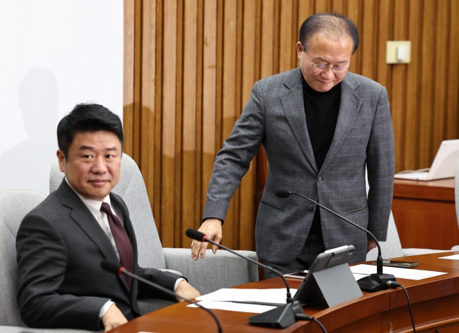 윤재옥(오른쪽) 국민의힘 원내대표와 유의동 정책위의장이 12일 국회에서 열린 원내대책회의에 참석하고 있다. 뉴스1