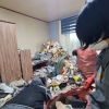 ‘5t 쓰레기 더미 집’에 갇힌 순천 은둔형 외톨이 청년, 1년만에 외출