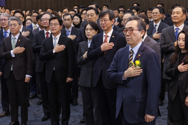 국기에 경례하는 조태열 외교부 장관