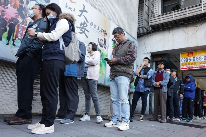 대만 타이베이 시민들이 13일 열린 대만 총통 선거를 위해 줄을 서서 기다리고 있다. 2024.1.13 타이베이 AFP 연합뉴스