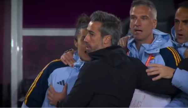 호르헤 빌다 감독이 지난해 열린 월드컵 결승전에서 여성 코치의 가슴을 만지고 있다. 중계화면 캡처