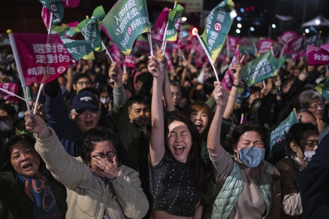 대만 집권여당 민주진보당 지지자들이 13일 대만 타이페이시에서 라이칭더 후보 총통 당선에 기뻐하고 있다. 2023.01.13 AP=뉴시스