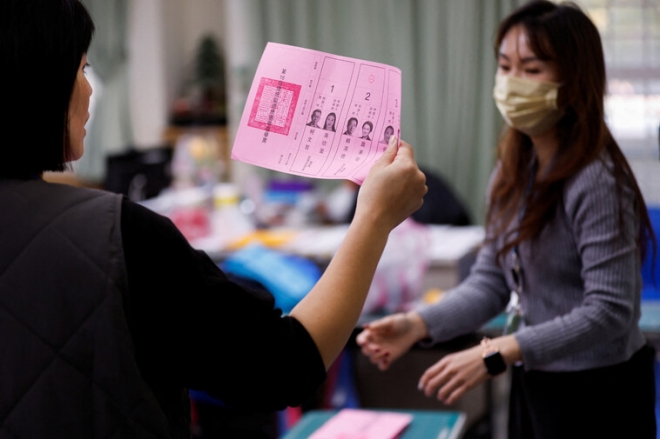 13일 대만 신베이시의 한 총통선거 투표소에서 개표 절차가 진행되고 있다. 신베이=로이터 연합뉴스