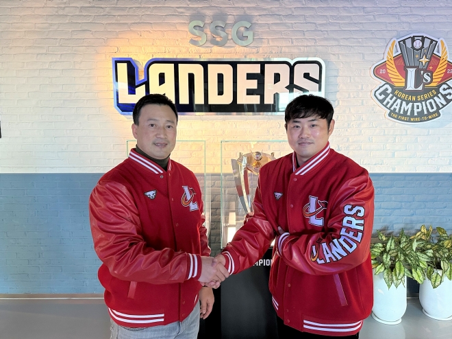 김재현(왼쪽) SSG 랜더스 단장이 12일 현금 2억5000만원과 2025년 3라운드 신인 지명권을 키움 히어로즈에 내주고 영입한 포수 이지영과 악수하고 있다. SSG 랜더스 제공
