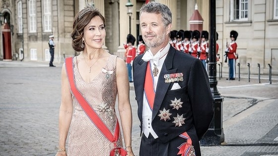지난해 6월 덴마크 언론에 포착된 프레데릭(오른쪽) 새 국왕과 메리 왕비. EPA 연합뉴스