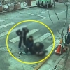 수갑 찬 채 도망친 마약 용의자, 시민들이 잡았다…CCTV에 찍힌 ‘몸싸움’