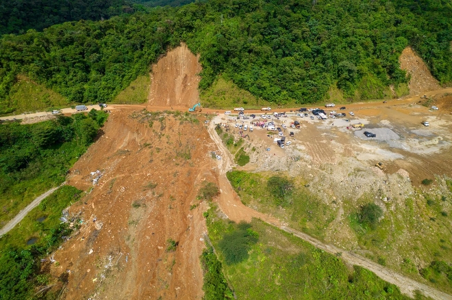 13일(현지시간) 콜롬비아 초코주 지역에서 발생한 산사태로 지반이 붕괴된 모습. 초코 로이터 연합뉴스