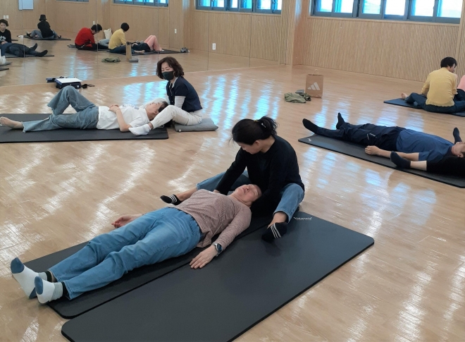 서울 영등포구가 지난해 진행했던 ‘건강 마사지’ 재능나눔 프로그램 모습. 영등포구 제공