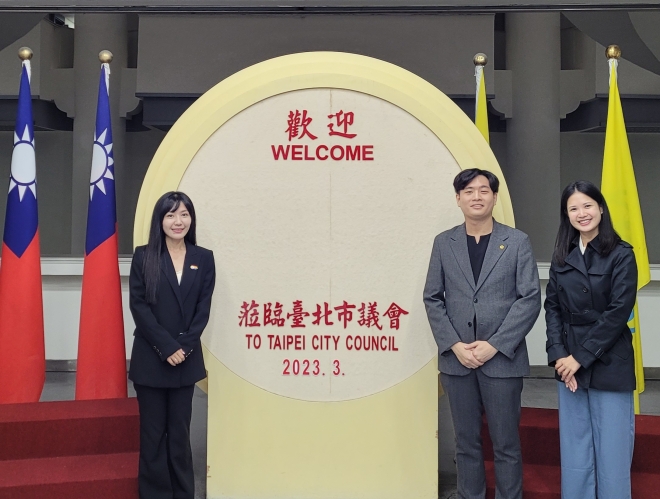 사진은 지난해 3월 중국-대만 양안관계 분석차 대만 타이베이 시의회와 민주진보당 당사 등을 방문한 박강산 의원(가운데)