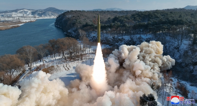 북한 “극초음속 고체연료 IRBM 시험발사”
