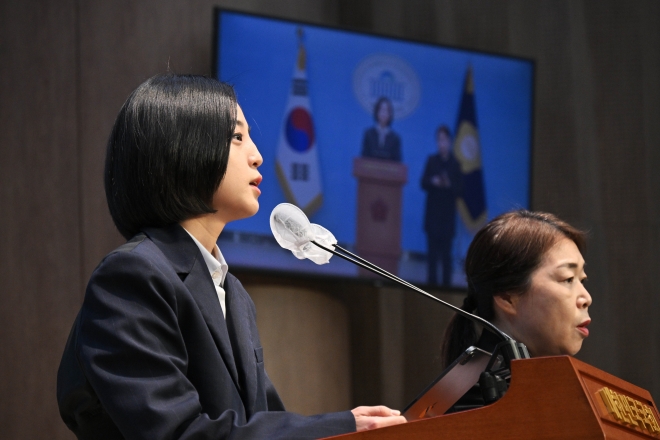 류호정 정의당 의원이 15일 서울 여의도 국회 소통관에서 정의당 탈당 기자회견을 하고 있다. 2024.1.15 홍윤기 기자