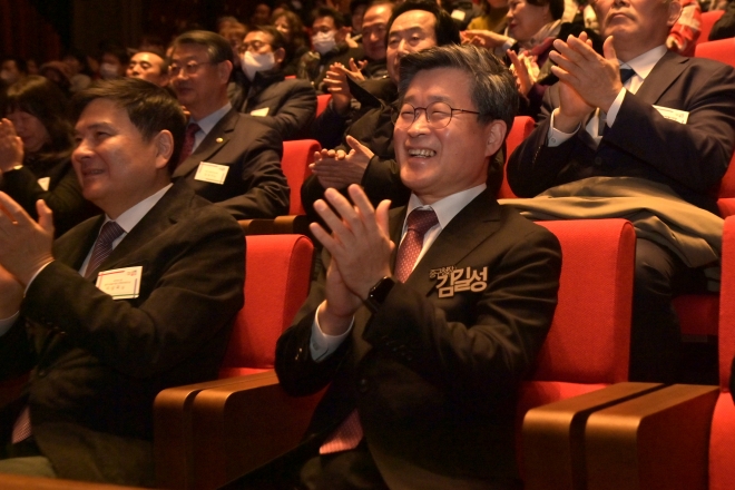 김길성 중구청장이 지난 11일 구정설명회에서 덕담 릴레이를 들으며 박수를 치고 있다.   중구 제공