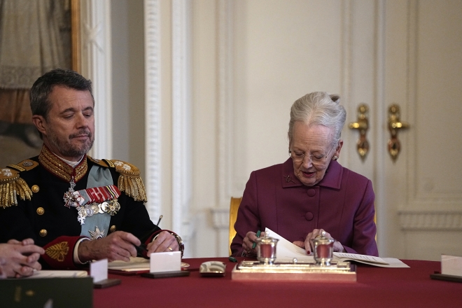 덴마크 마르그레테 2세 여왕이 14일(현지시간) 코펜하겐 크리스티안보르궁에서 열린 국무회의에서 아들 프레데릭 10세(왼쪽)가 지켜보는 가운데 퇴위 선언문에 서명하고 있다. 코펜하겐 AFP 연합뉴스