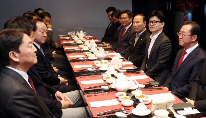 한동훈 국민의힘 비상대책위원장이 15일 서울의 한 호텔 중식당에서 당 3선 의원들과 오찬 회동을 하고 있다.  연합뉴스