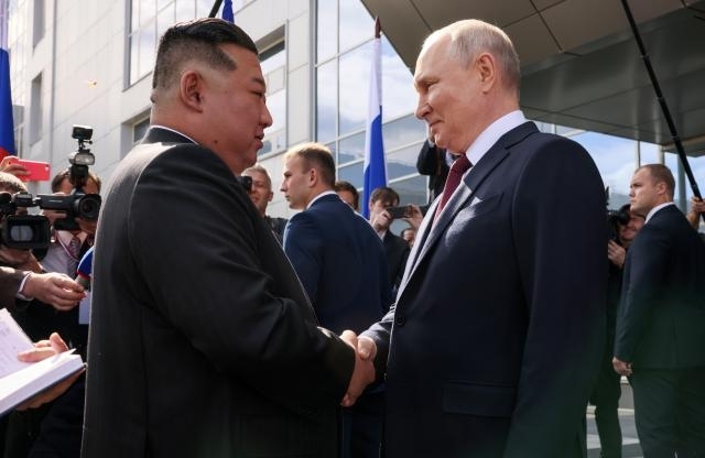 지난해 9월 블라디미르 푸틴 러시아 대통령(오른쪽)이 러시아 극동 지역에 위치한 보스토치니 우주기지에서 회담을 하기에 앞서 김정은 북한 국무위원장과 악수를 나누고 있다. EPA·연합뉴스