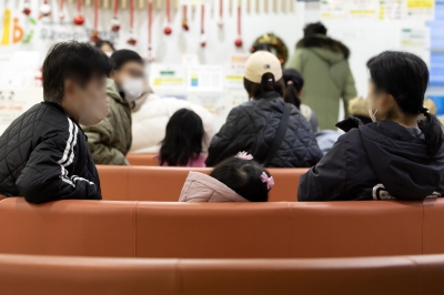 독감에 감기에 병원 오픈런… ‘줄서기 알바’까지 등장했다