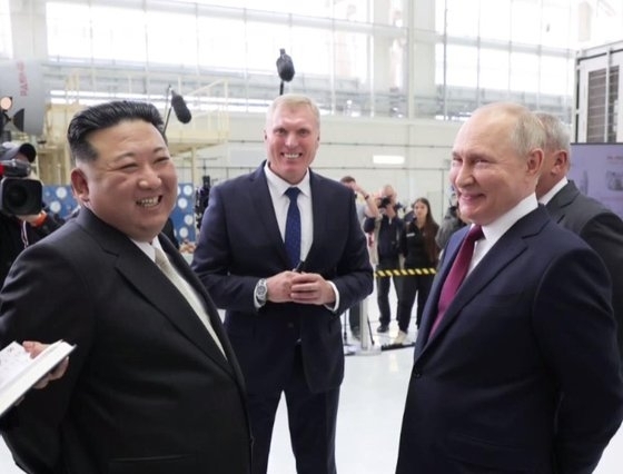 러시아를 방문한 김정은 북한 국무위원장이 블라디미르 푸틴 러시아 대통령과 함께 보스토니치 우주기지 참관을 하고 있다. 2023.9.13 뉴시스