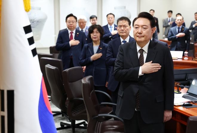 윤석열 대통령이 16일 서울 용산 대통령실 청사에서 열린 국무회의에서 국기에 경례하고 있다. 2024.1.16  대통령실통신사진기자단