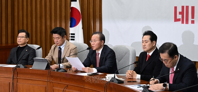 윤재옥 국민의힘 원내대표가 16일 서울 여의도 국회에서 열린 원내대책회의에 참석해 모두발언하고 있다. 2024.1.16 오장환 기자