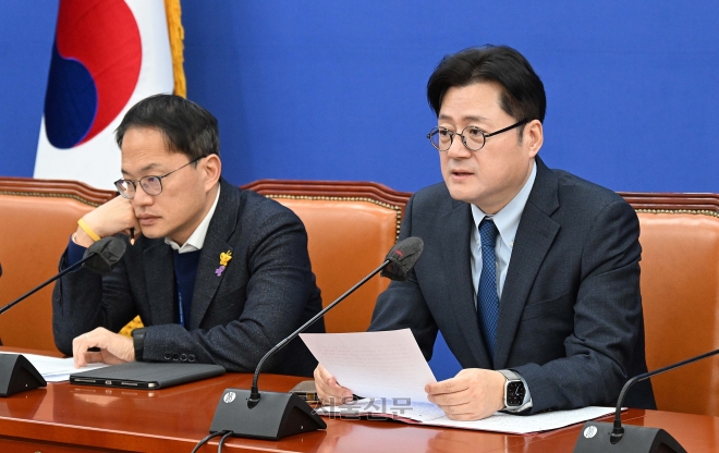 홍익표 더불어민주당 원내대표가 16일 서울 여의도 국회에서 열린 원내대책회의에 참석해 모두발언하고 있다. 204.1.16 오장환 기자