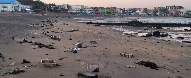 16일 제주시 이호해변에 밀려들어온 플라스틱 바구니, 페트병, 그물 등 해양폐기물들이 길게 널브러져 있다. 제주 강동삼 기자