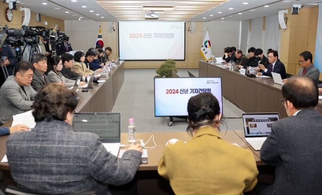 박완수 경남도지사가 16일 경남도청에서 신년 기자간담회를 열고 있다. 2024.1.16. 경남도 제공