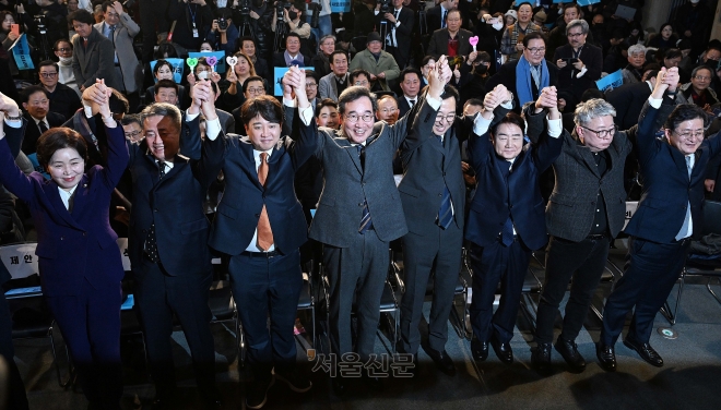 더불어민주당을 탈당한 이낙연 전 대표가 16일 서울 영등포구 서울여성플라자에서 열린 새로운미래 출범식에서 이준석 개혁신당(가칭) 정강정책위원장 및 참석자들과 기념 촬영을 하고 있다. 2024.1.16 오장환 기자