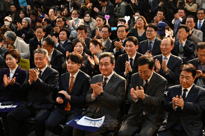 더불어민주당을 탈당한 이낙연 전 대표가 16일 서울 동작구 서울여성플라자에서 열린 새로운미래 출범식에서 박수치고 있다. 2024.1.16 오장환 기자