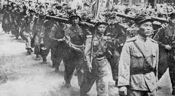 1950년 6월 서울에 진입한 북한군이 시가행진을 하고 있다. 서울신문 DB