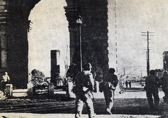 중공군이 1951년 1월 4일 서울을 점령한 뒤 독립문 부근을 수색하고 있는 모습. 서울신문 DB