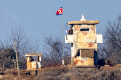 [포토] 경계 근무하는 북한군