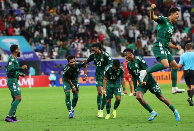 사우디아라비아 선수들이 오만과의 경기 추가시간 결승골이 비디오 판독 끝에 인정되자 기뻐하고 있다.