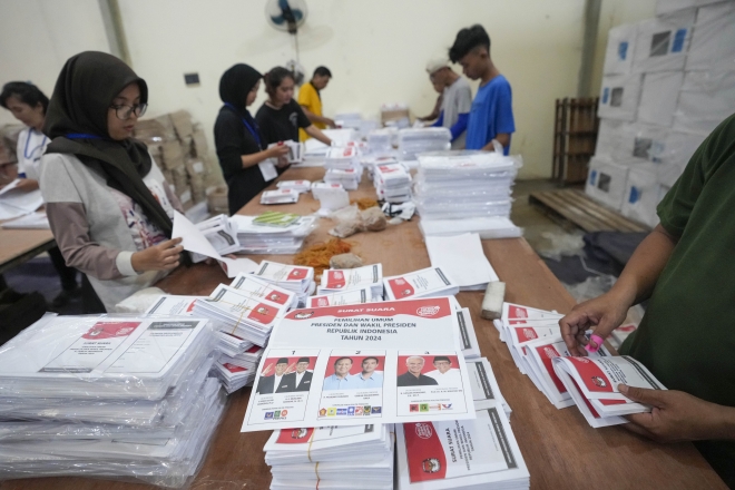 인도네시아의 한 선거관리소에서 투표관리원들이 다음달 14일에 열릴 대선을 위한 투표용지를 정리하고 있다.  2024.1.10.AP 연합뉴스