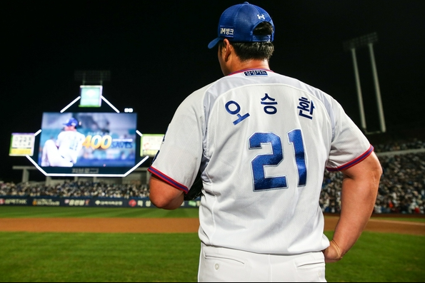 삼성 라이온즈 오승환이 지난해 10월 14일 대구 삼성라이온즈파크에서 열린 2023 KBO 리그 SSG 랜더스와의 홈 경기에서 통산 400세이브를 달성하고 전광판을 바라보고 있다. 삼성 라이온즈 제공