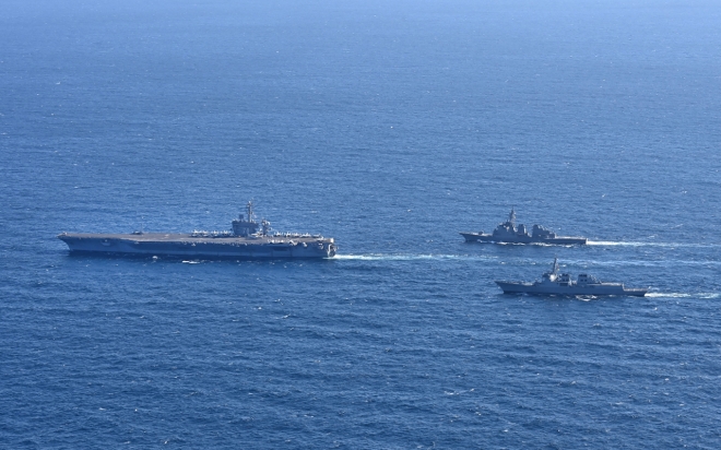 미국 해군 항공모함 칼빈슨함(맨 왼쪽), 한국 해군 이지스구축함 세종대왕함(오른쪽 아래), 일본 해상자위대 이지스구축함 콩고함이 지난 15~17일 제주 남방 공해상에서 이뤄진 새해 첫 연합해상훈련에 참가하고 있다. 합동참모본부 제공