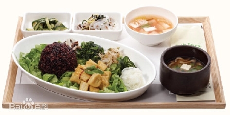 바이두 백과사전이 한국식 비빔밥으로 소개한 음식. 동치미나 반찬 담음새는 한식과 비슷해 보이지만 정작 비빔밥은 한식이 아니다.