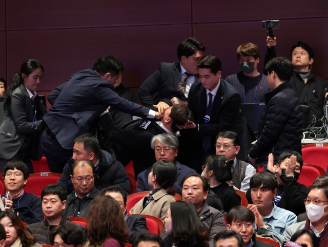 진보당 강성희 의원이 18일 전북 전주시 한국소리문화의전당에서 열린 전북특별자치도 출범 기념식에서 윤석열 대통령에게 국정 기조를 바꿔야 한다고 말하다 경호원들에게 입이 막힌채 들려나가고 있다. 진보당 제공.